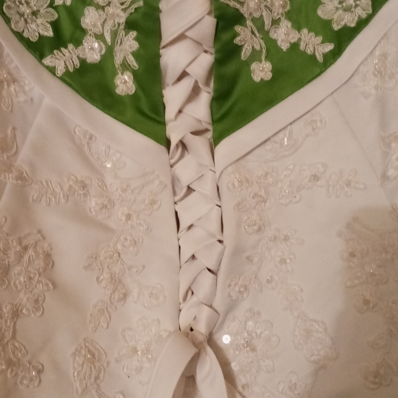 womans white n clover wedding dress - Picture 5 of 10